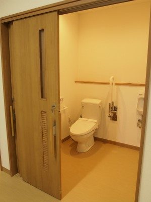 車椅子からも移乗可能な広々としたトイレ