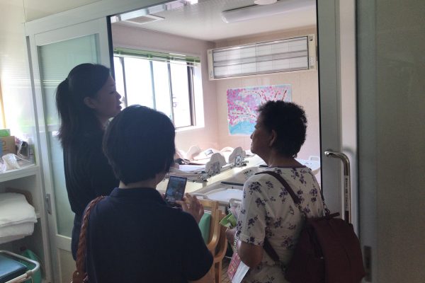 2017/7/7　ご本人様、奥様や親族の方々と有料老人ホームに見学し、ご入居の運びとなりました！ イメージ