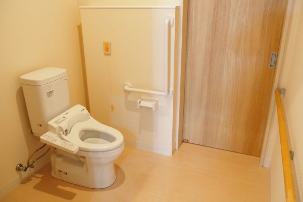 広々としたおトイレですので、車椅子の方でも問題有りません！（トイレにもナースコールが配置されておりますので緊急の場合やお手伝いが必要な場合は呼び出しが可能です）