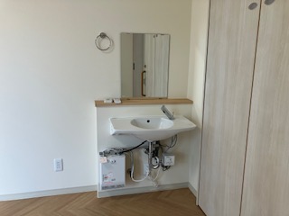 居室内に洗面台が設置されています。