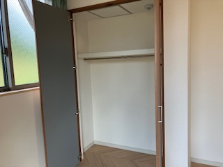 居室内に大きなクローゼットがあり、収納力抜群です！