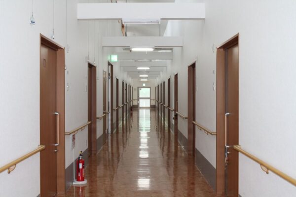 廊下は左右に手すりがついており、歩行訓練を行う方もいらっしゃいます。